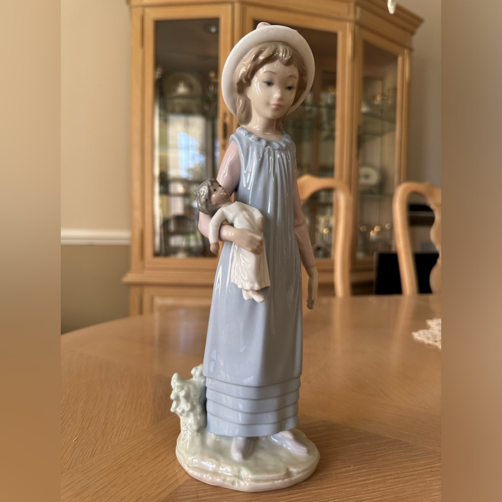 LLADRO - 5045 - Belinda w/her Doll - RETIRED - Perfect condition - NO BOX